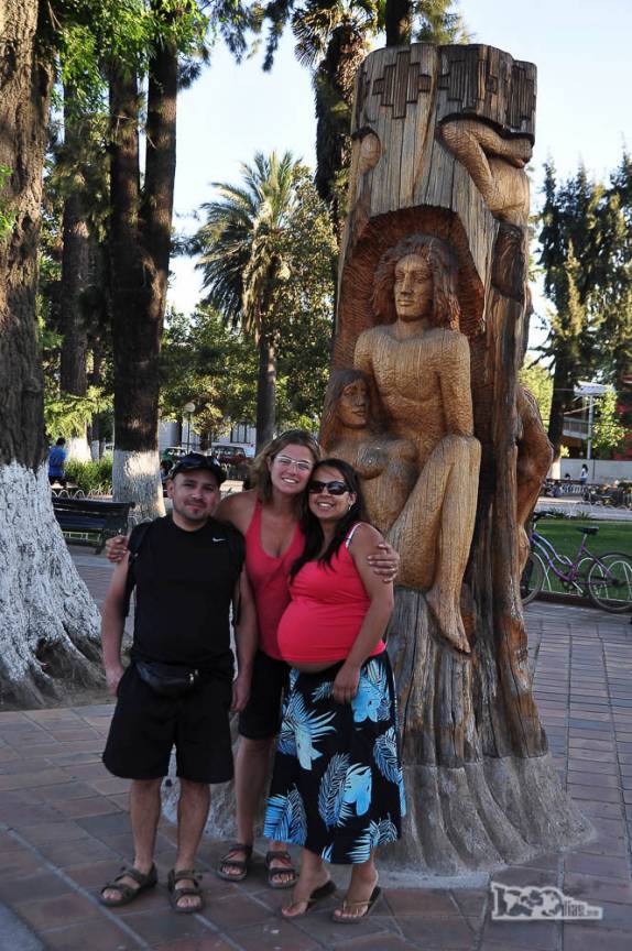 Com o Pablo e a Andrea, na praça central de Rengo, ao sul de Santiago, no Chile